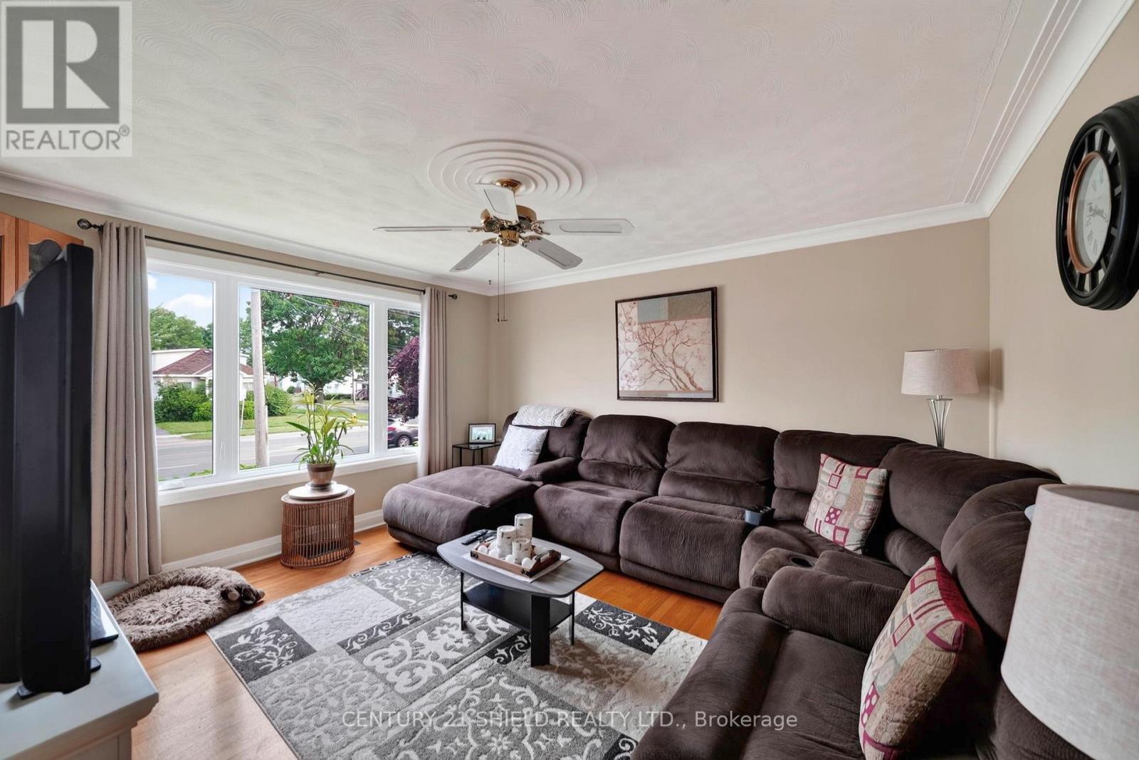 1007 2Nd Street E, Cornwall, ON - Indoor Photo Showing Living Room
