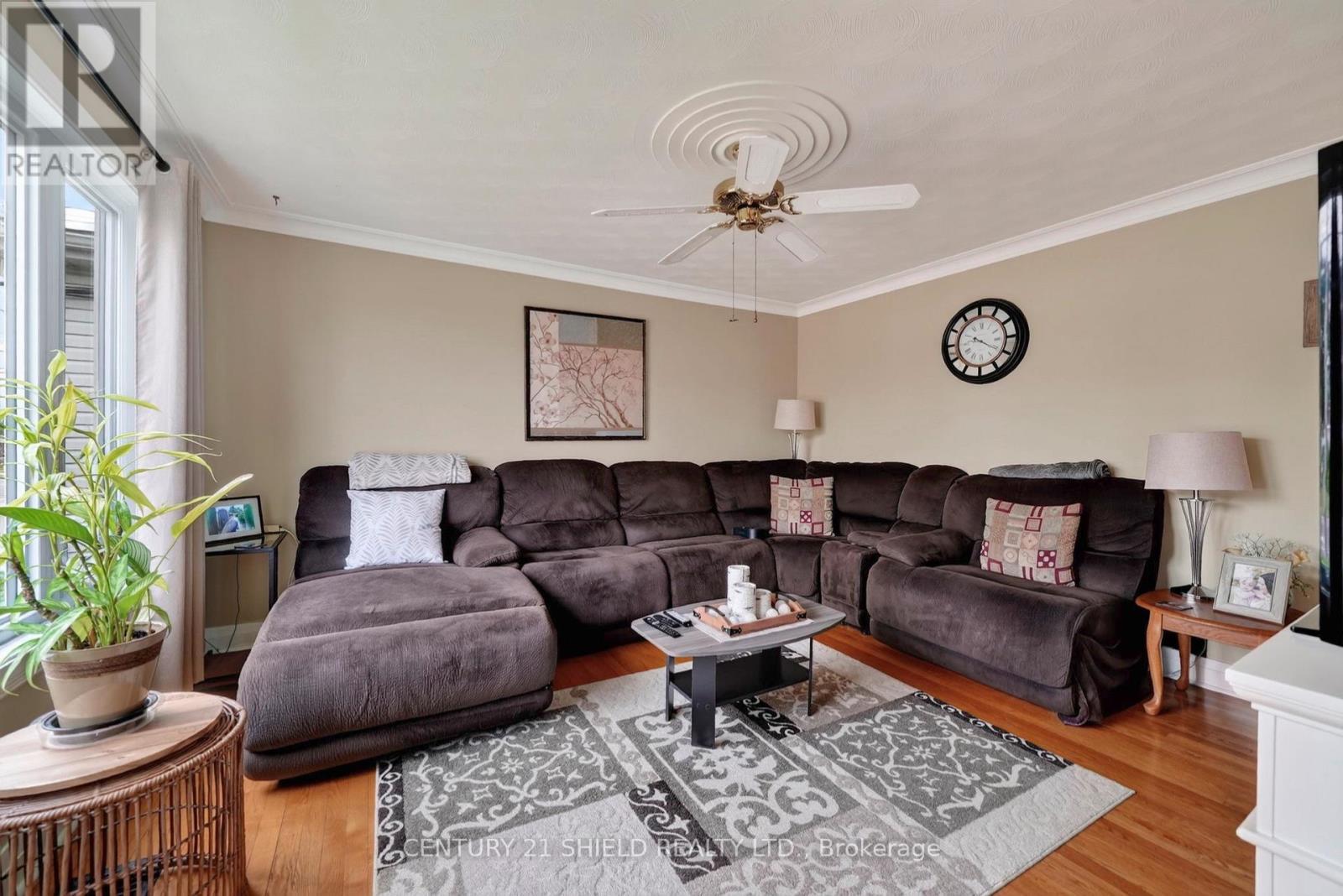 1007 2Nd Street E, Cornwall, ON - Indoor Photo Showing Living Room