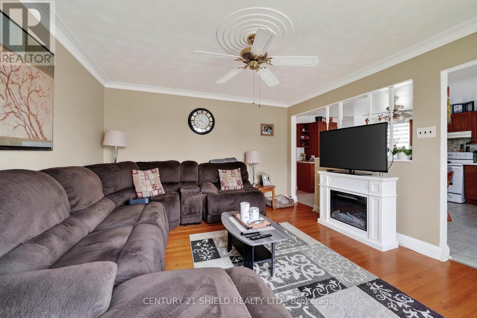 1007 2Nd Street E, Cornwall, ON - Indoor Photo Showing Living Room With Fireplace