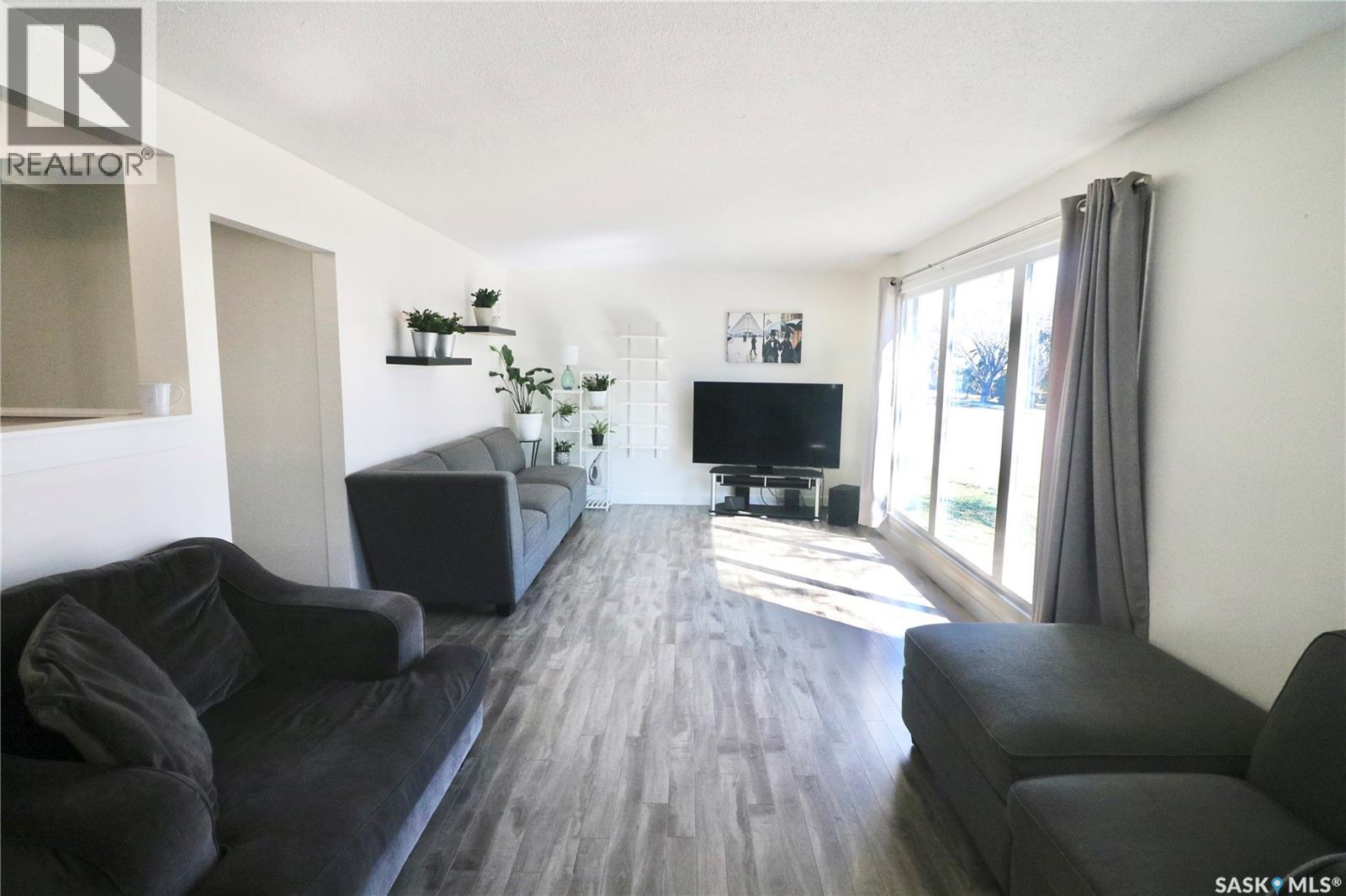 3920 Montague Street, Regina, SK - Indoor Photo Showing Living Room