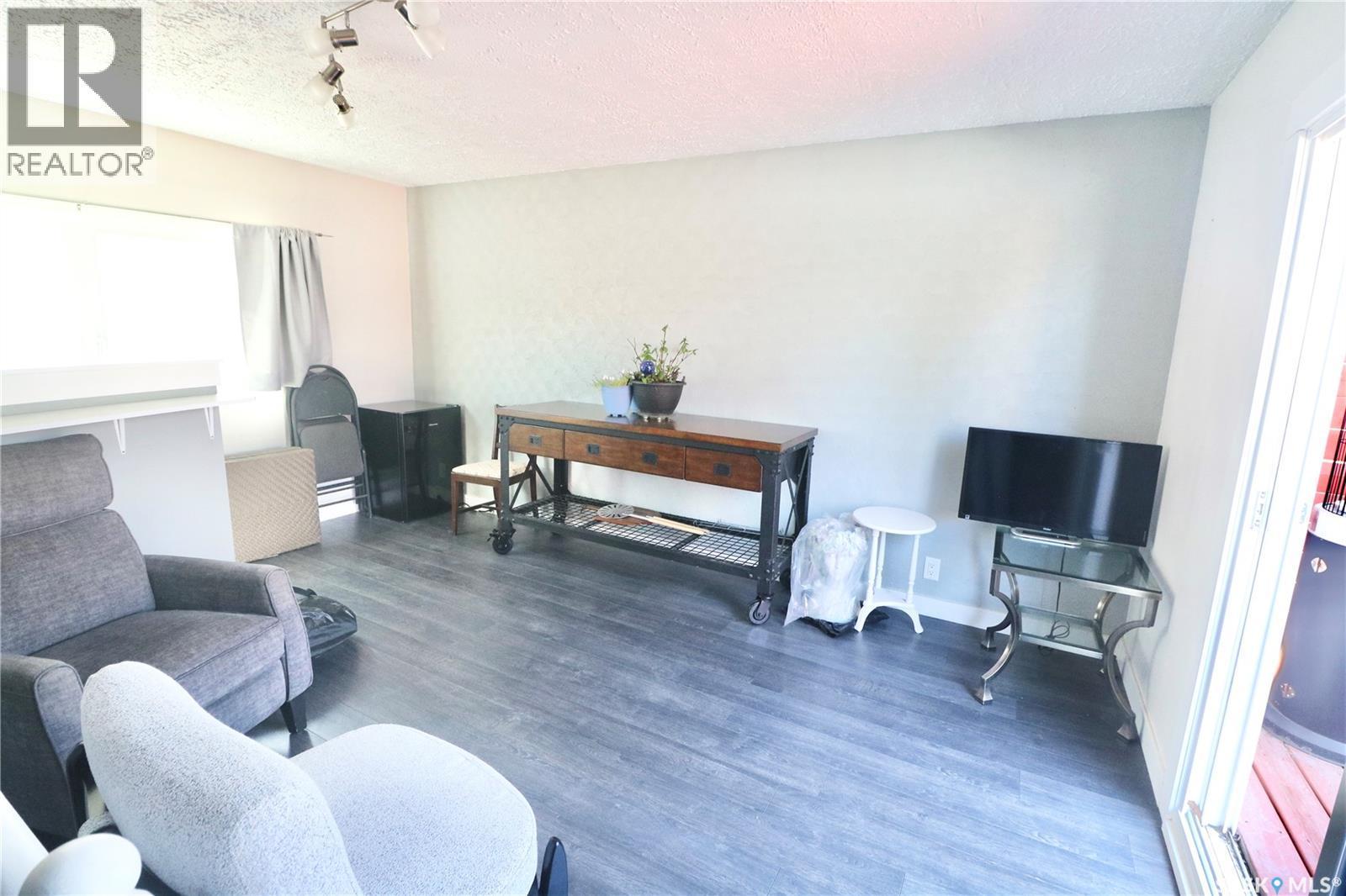 3920 Montague Street, Regina, SK - Indoor Photo Showing Living Room