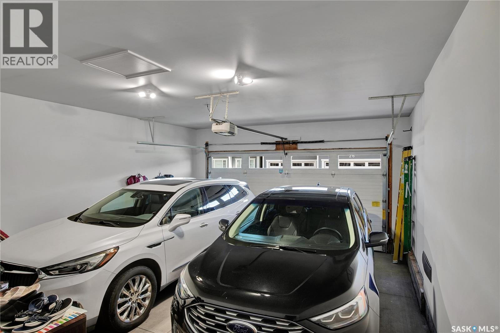 4 437 Palmer Crescent, Warman, SK - Indoor Photo Showing Garage