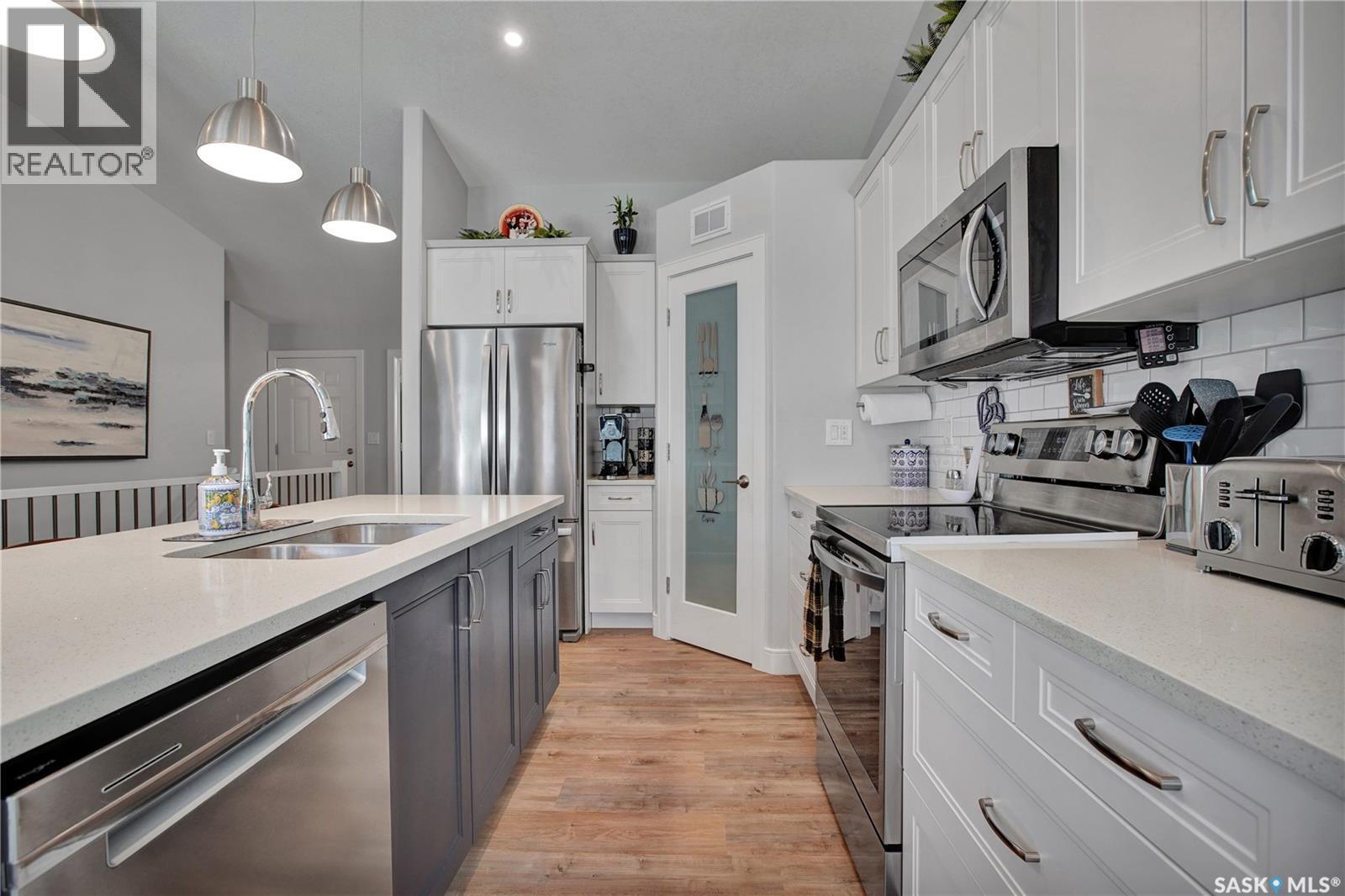 4 437 Palmer Crescent, Warman, SK - Indoor Photo Showing Kitchen With Double Sink With Upgraded Kitchen