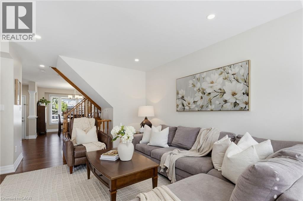 2163 Sutton Drive, Burlington, ON - Indoor Photo Showing Living Room