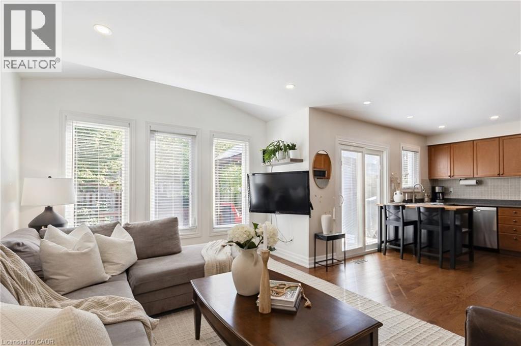 2163 Sutton Drive, Burlington, ON - Indoor Photo Showing Living Room