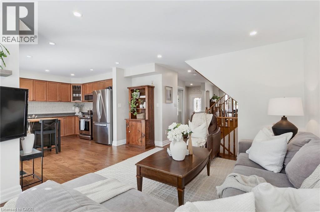 2163 Sutton Drive, Burlington, ON - Indoor Photo Showing Living Room