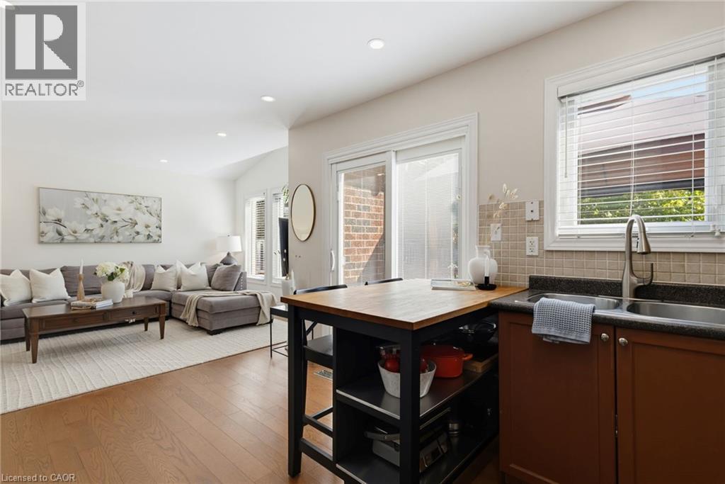 2163 Sutton Drive, Burlington, ON - Indoor Photo Showing Living Room