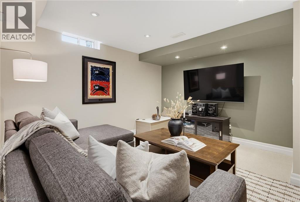 2163 Sutton Drive, Burlington, ON - Indoor Photo Showing Living Room
