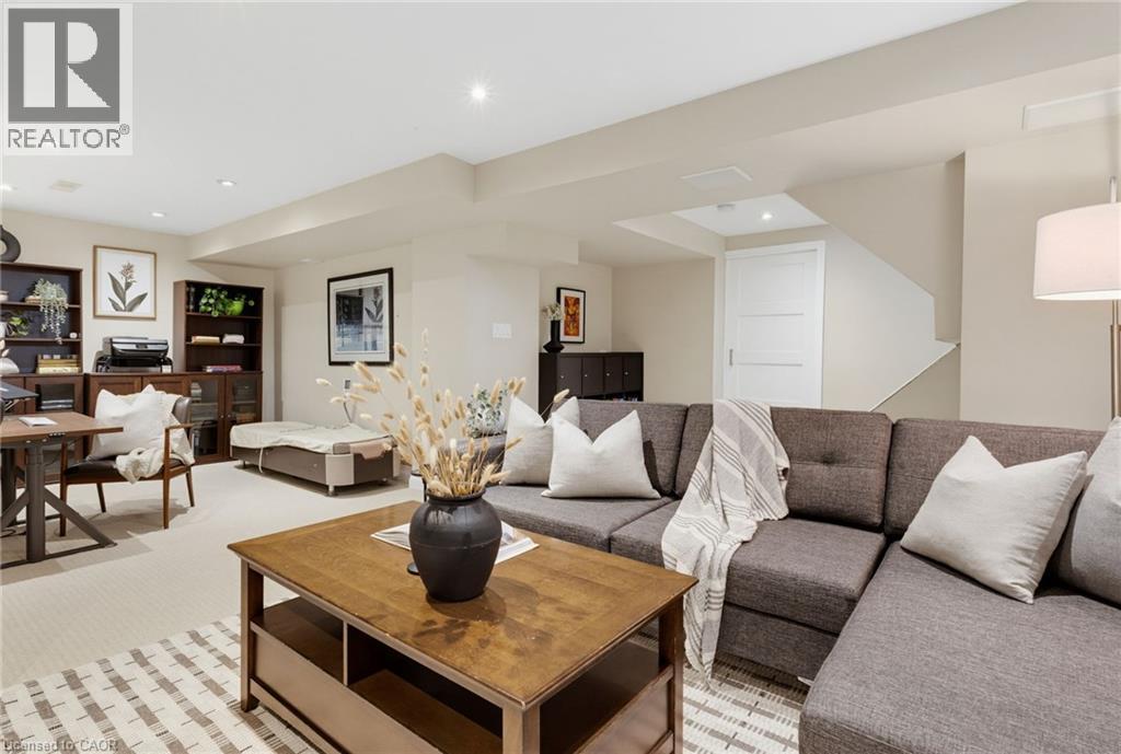 2163 Sutton Drive, Burlington, ON - Indoor Photo Showing Living Room