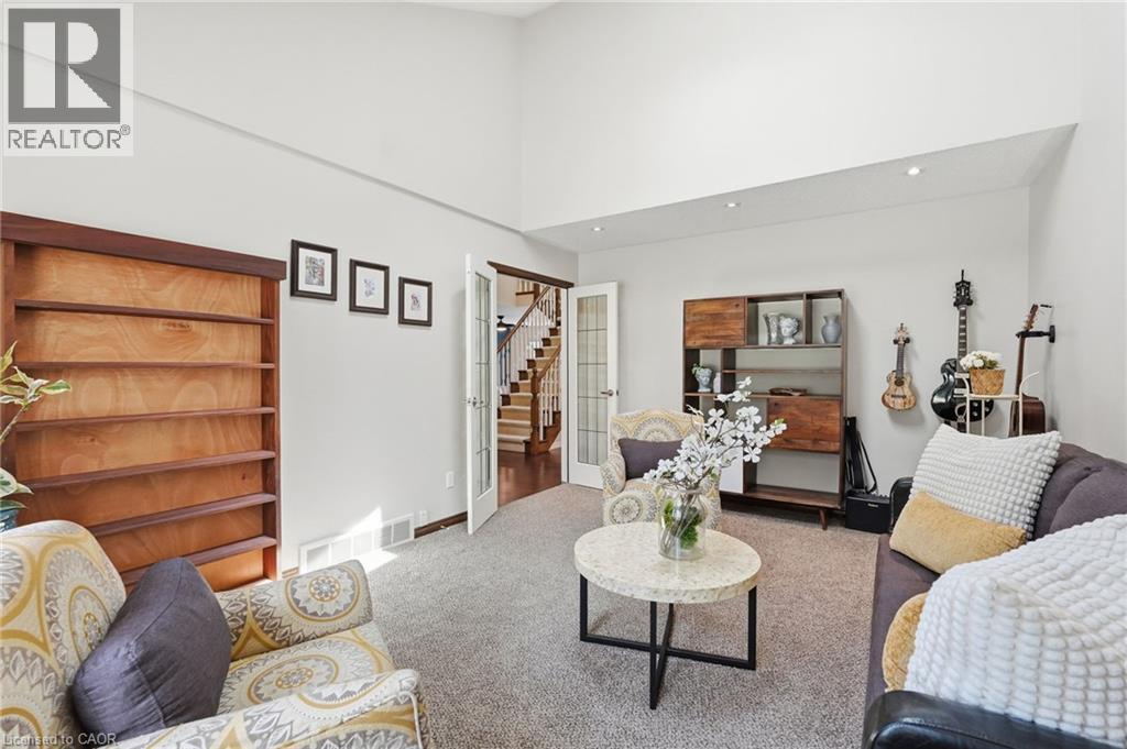 108 Highway 52, Hamilton, ON - Indoor Photo Showing Living Room
