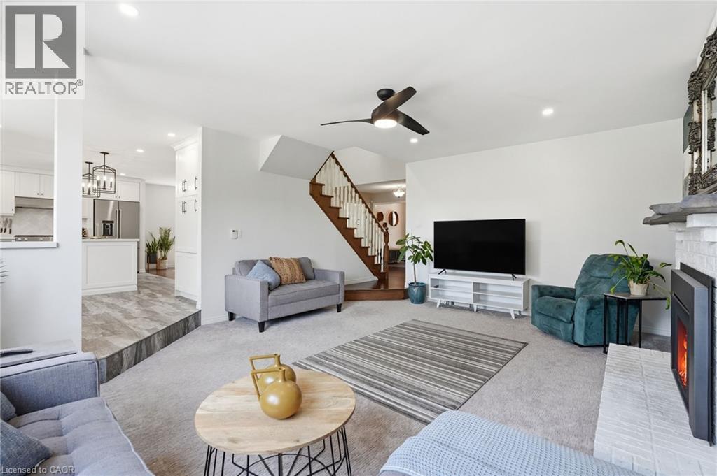 108 Highway 52, Hamilton, ON - Indoor Photo Showing Living Room