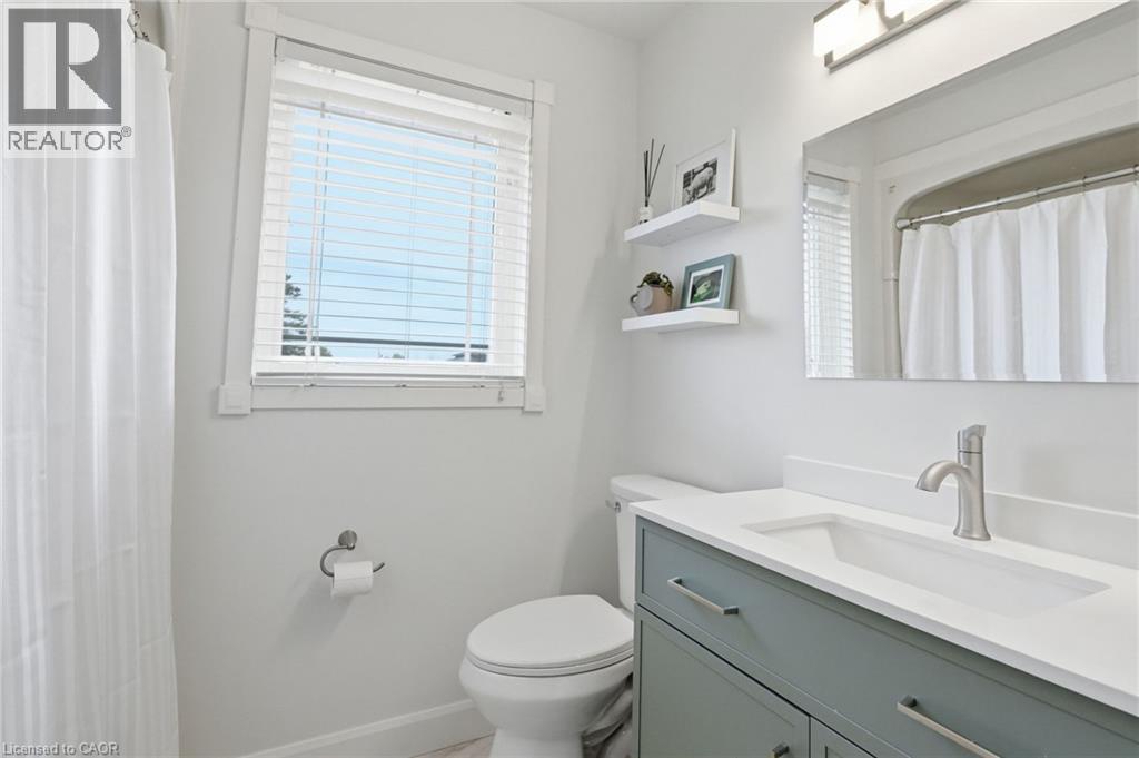 108 Highway 52, Hamilton, ON - Indoor Photo Showing Bathroom