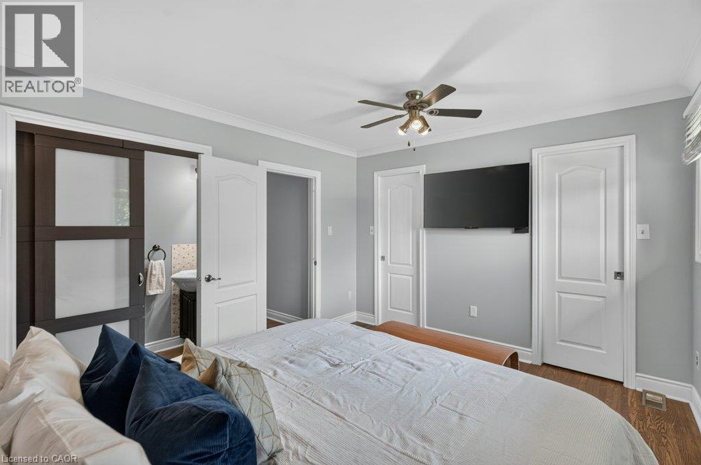 100 Alderson Drive, Hamilton, ON - Indoor Photo Showing Bedroom