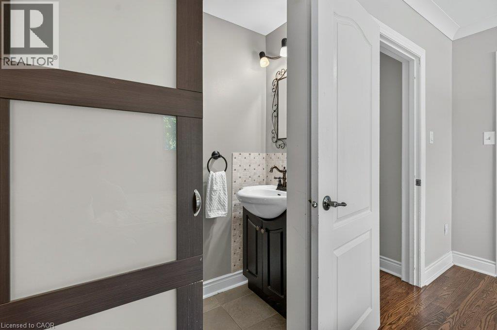 100 Alderson Drive, Hamilton, ON - Indoor Photo Showing Bathroom