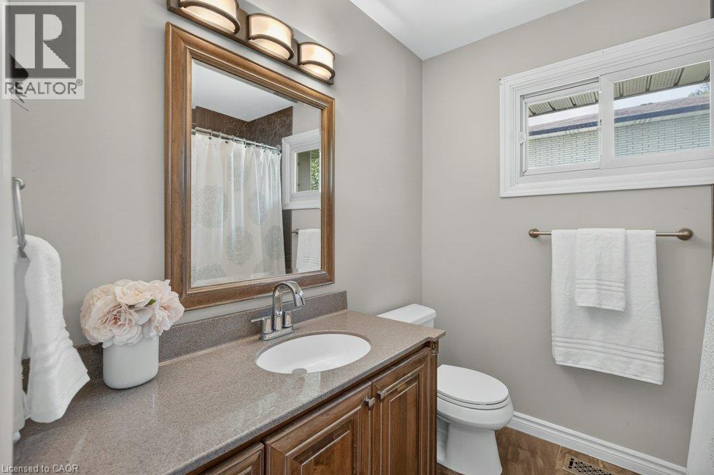 100 Alderson Drive, Hamilton, ON - Indoor Photo Showing Bathroom