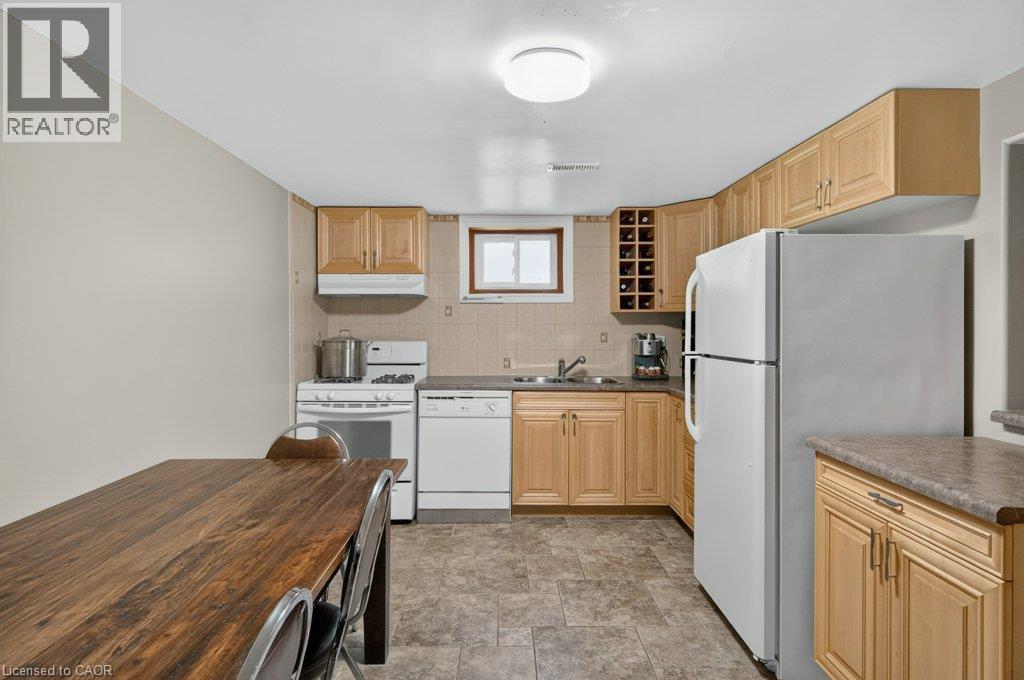 100 Alderson Drive, Hamilton, ON - Indoor Photo Showing Kitchen With Double Sink