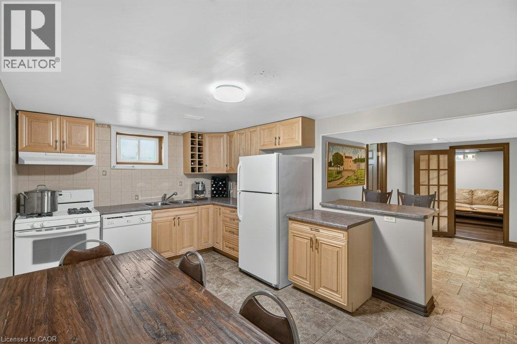 100 Alderson Drive, Hamilton, ON - Indoor Photo Showing Kitchen With Double Sink