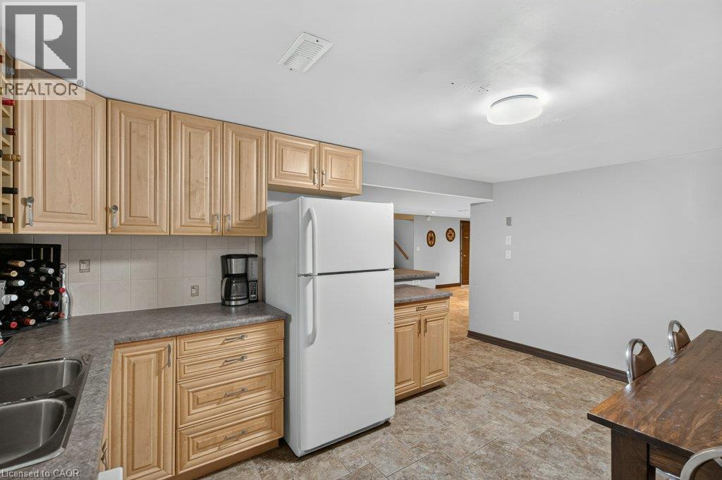 100 Alderson Drive, Hamilton, ON - Indoor Photo Showing Kitchen With Double Sink