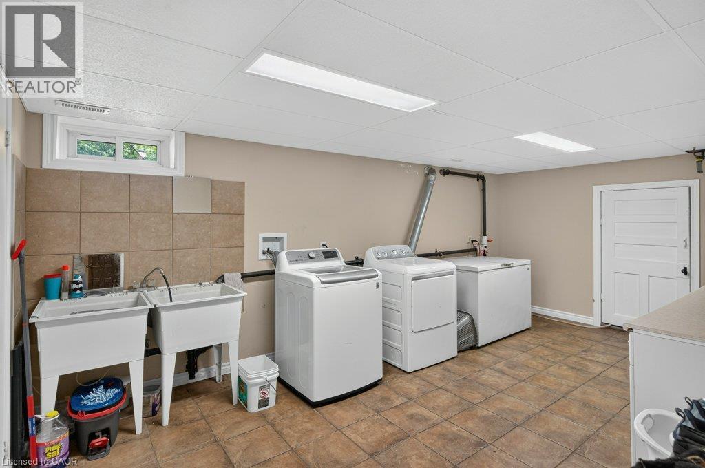 100 Alderson Drive, Hamilton, ON - Indoor Photo Showing Laundry Room
