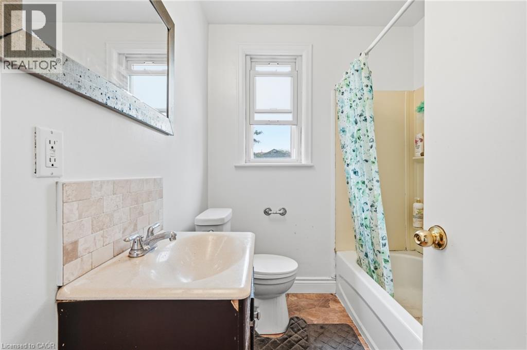17 West 3Rd Street, Hamilton, ON - Indoor Photo Showing Bathroom