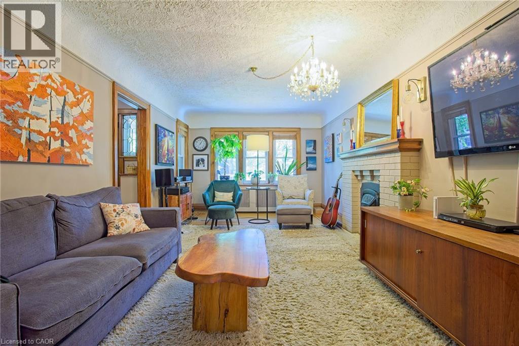 32 Dalewood Crescent, Hamilton, ON - Indoor Photo Showing Living Room