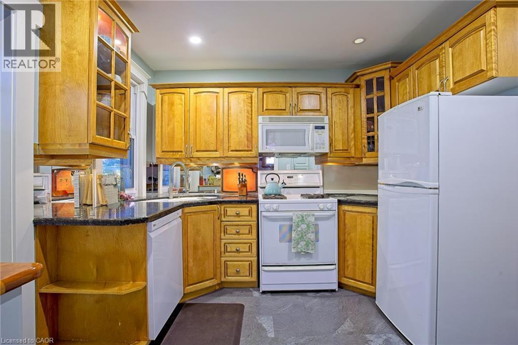 32 Dalewood Crescent, Hamilton, ON - Indoor Photo Showing Kitchen