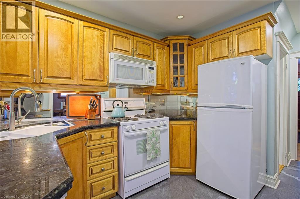 32 Dalewood Crescent, Hamilton, ON - Indoor Photo Showing Kitchen
