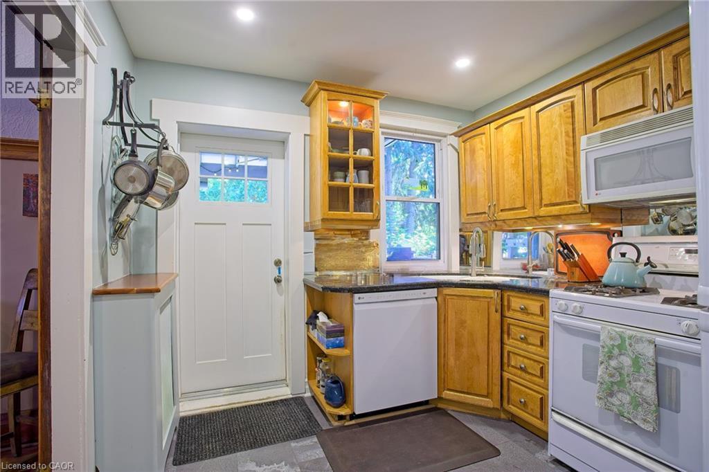 32 Dalewood Crescent, Hamilton, ON - Indoor Photo Showing Kitchen