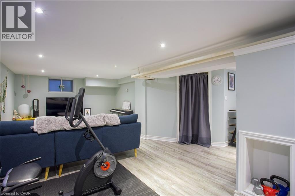 32 Dalewood Crescent, Hamilton, ON - Indoor Photo Showing Bedroom