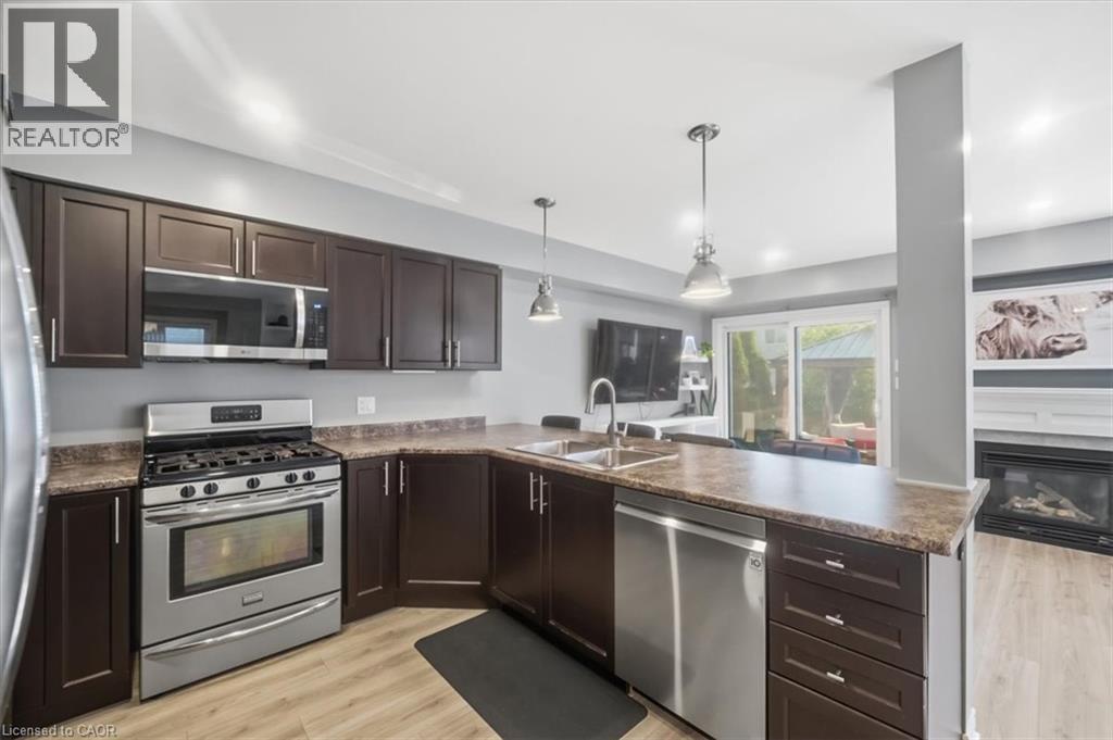 6063 Fausta Boulevard, Niagara Falls, ON - Indoor Photo Showing Kitchen With Double Sink