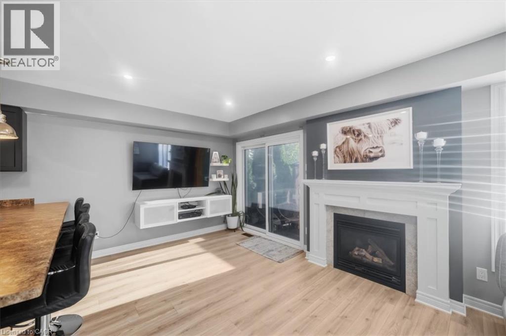 6063 Fausta Boulevard, Niagara Falls, ON - Indoor Photo Showing Living Room With Fireplace