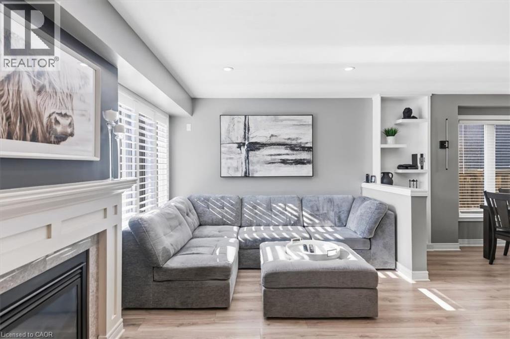 6063 Fausta Boulevard, Niagara Falls, ON - Indoor Photo Showing Living Room With Fireplace