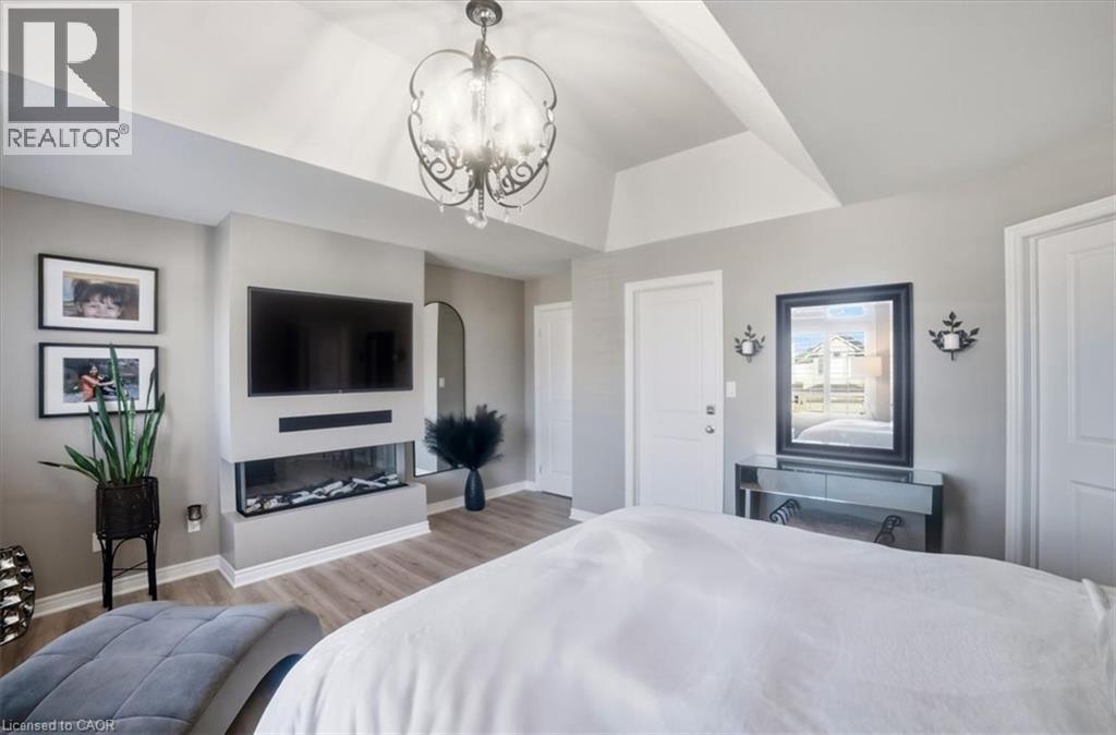 6063 Fausta Boulevard, Niagara Falls, ON - Indoor Photo Showing Bedroom