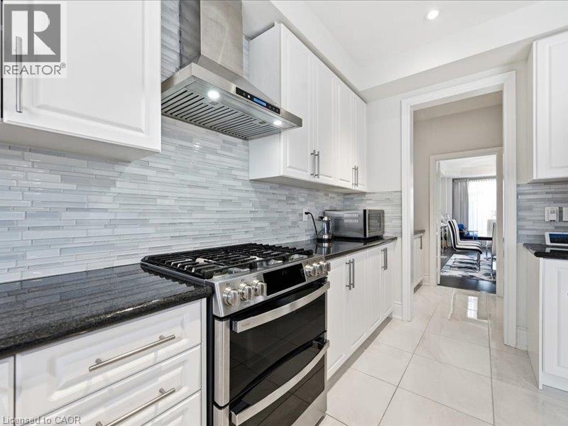 39 Avanti Crescent, Waterdown, ON - Indoor Photo Showing Kitchen With Upgraded Kitchen