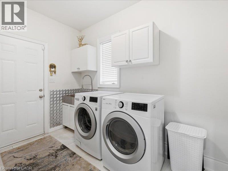 39 Avanti Crescent, Waterdown, ON - Indoor Photo Showing Laundry Room