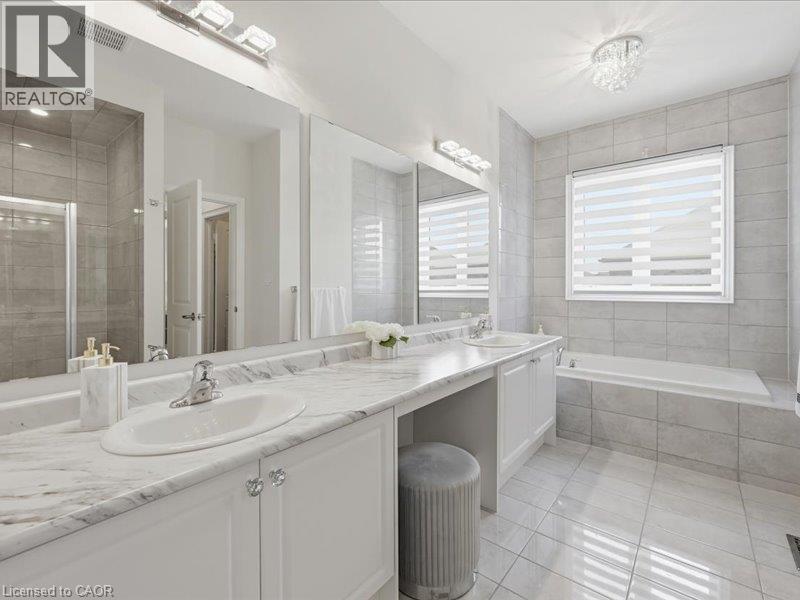 39 Avanti Crescent, Waterdown, ON - Indoor Photo Showing Bathroom