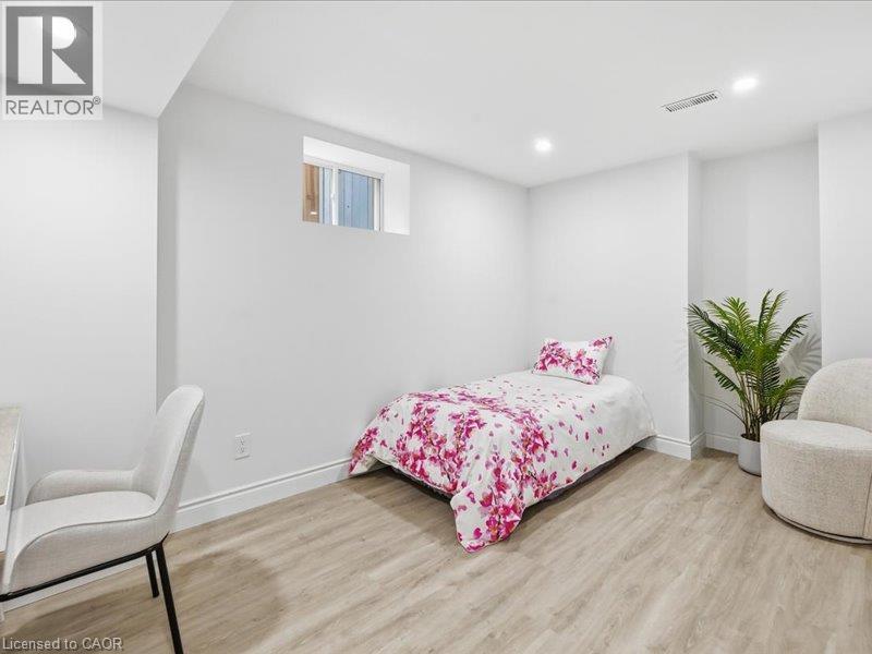 39 Avanti Crescent, Waterdown, ON - Indoor Photo Showing Bedroom