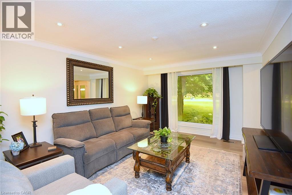 421 8Th Concession Road E, Carlisle, ON - Indoor Photo Showing Living Room