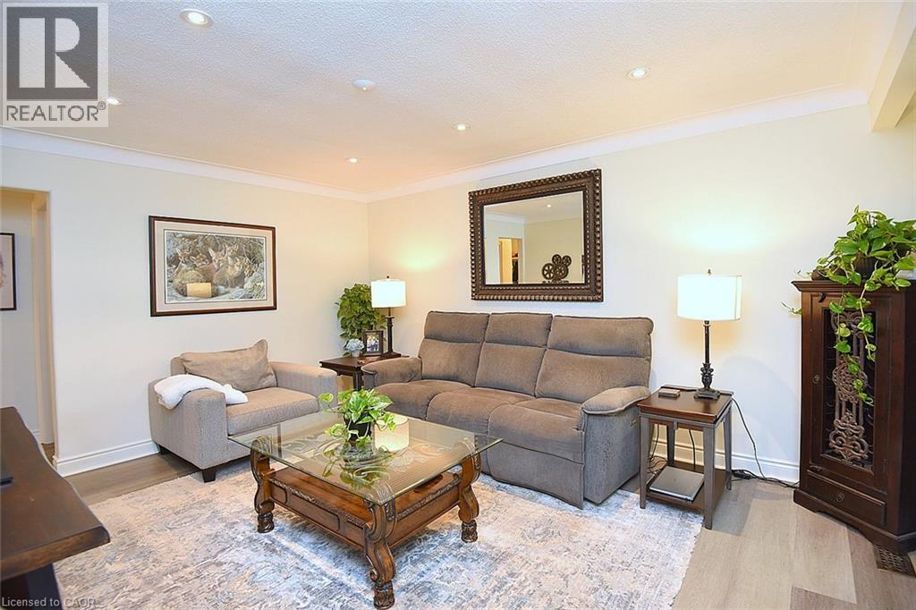 421 8Th Concession Road E, Carlisle, ON - Indoor Photo Showing Living Room