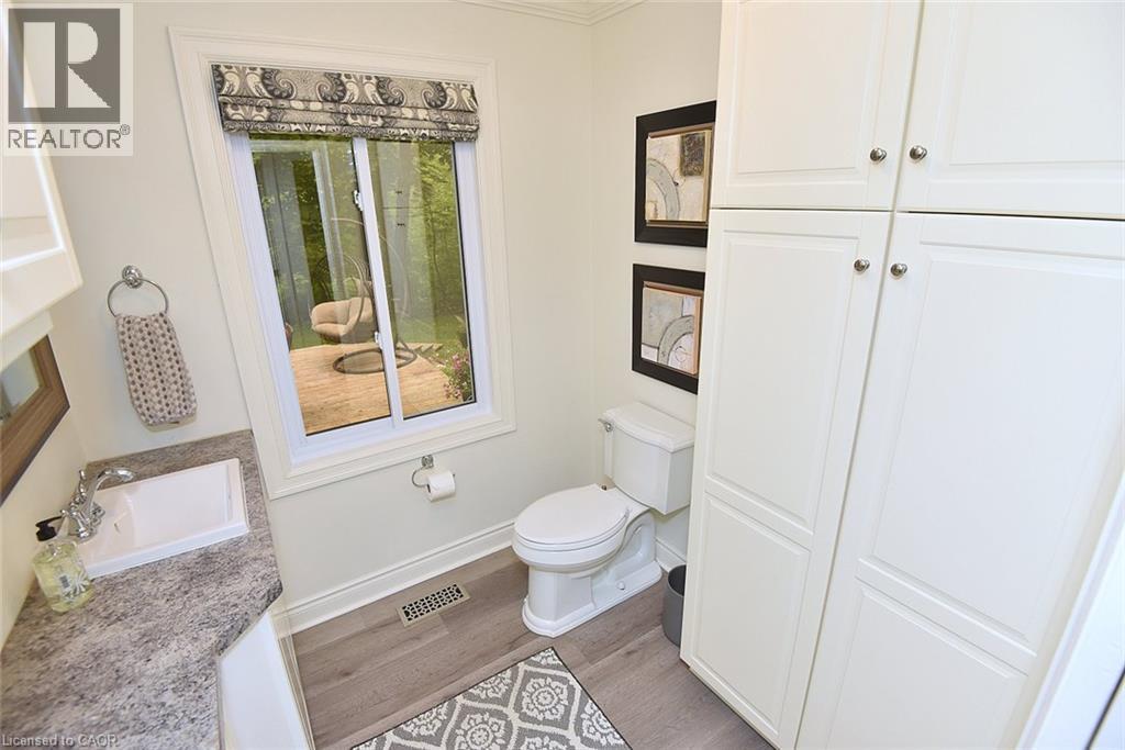 421 8Th Concession Road E, Carlisle, ON - Indoor Photo Showing Bathroom