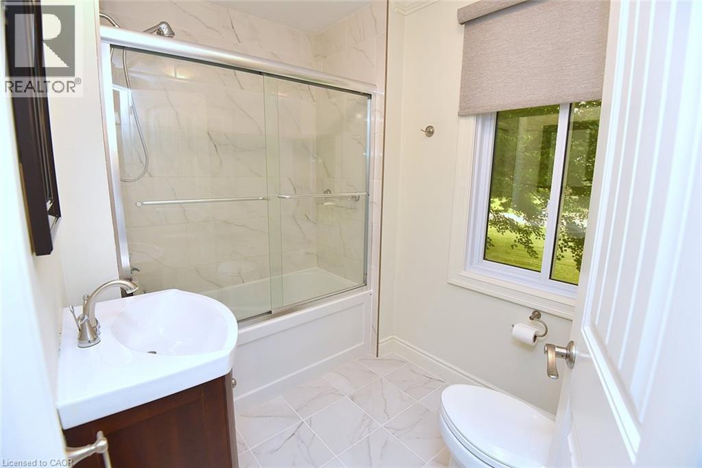421 8Th Concession Road E, Carlisle, ON - Indoor Photo Showing Bathroom