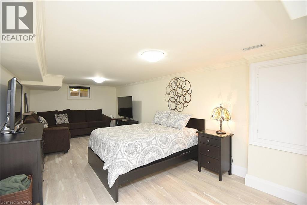 421 8Th Concession Road E, Carlisle, ON - Indoor Photo Showing Bedroom