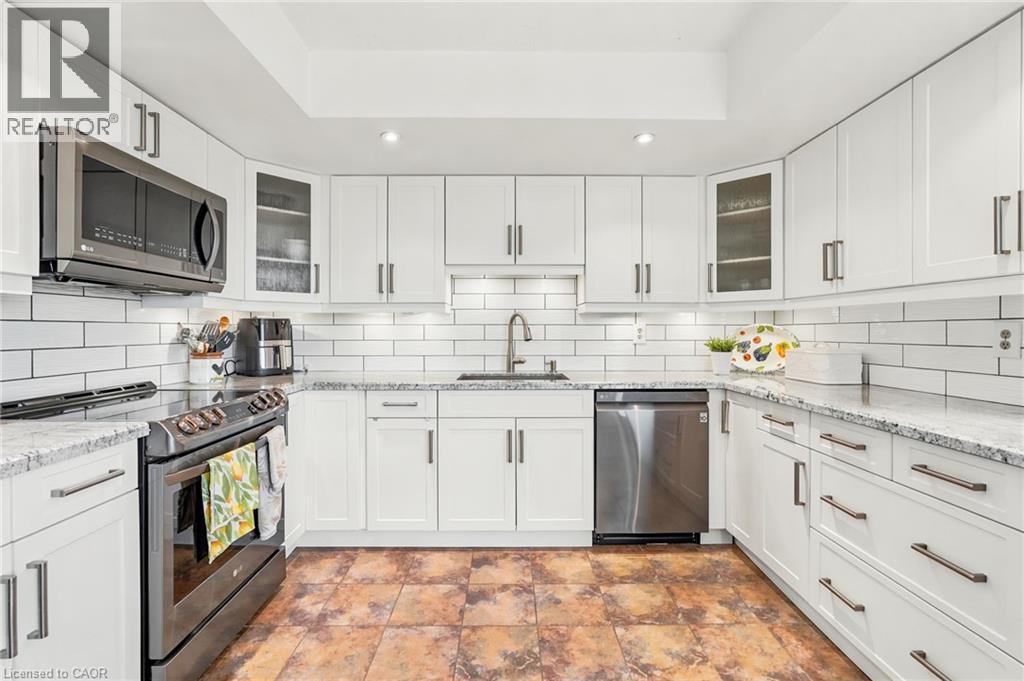 1201 North Shore Boulevard E Unit# 1003, Burlington, ON - Indoor Photo Showing Kitchen With Upgraded Kitchen