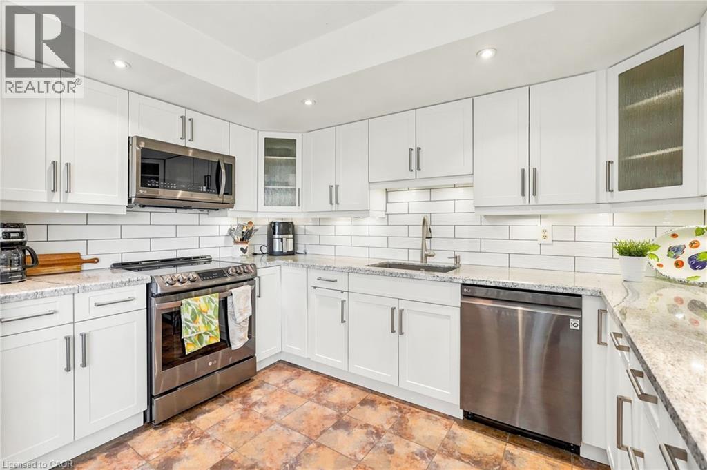 1201 North Shore Boulevard E Unit# 1003, Burlington, ON - Indoor Photo Showing Kitchen With Upgraded Kitchen