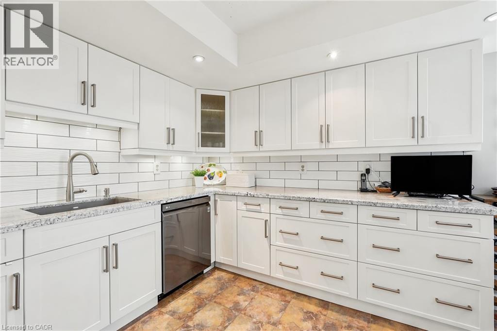 1201 North Shore Boulevard E Unit# 1003, Burlington, ON - Indoor Photo Showing Kitchen With Upgraded Kitchen