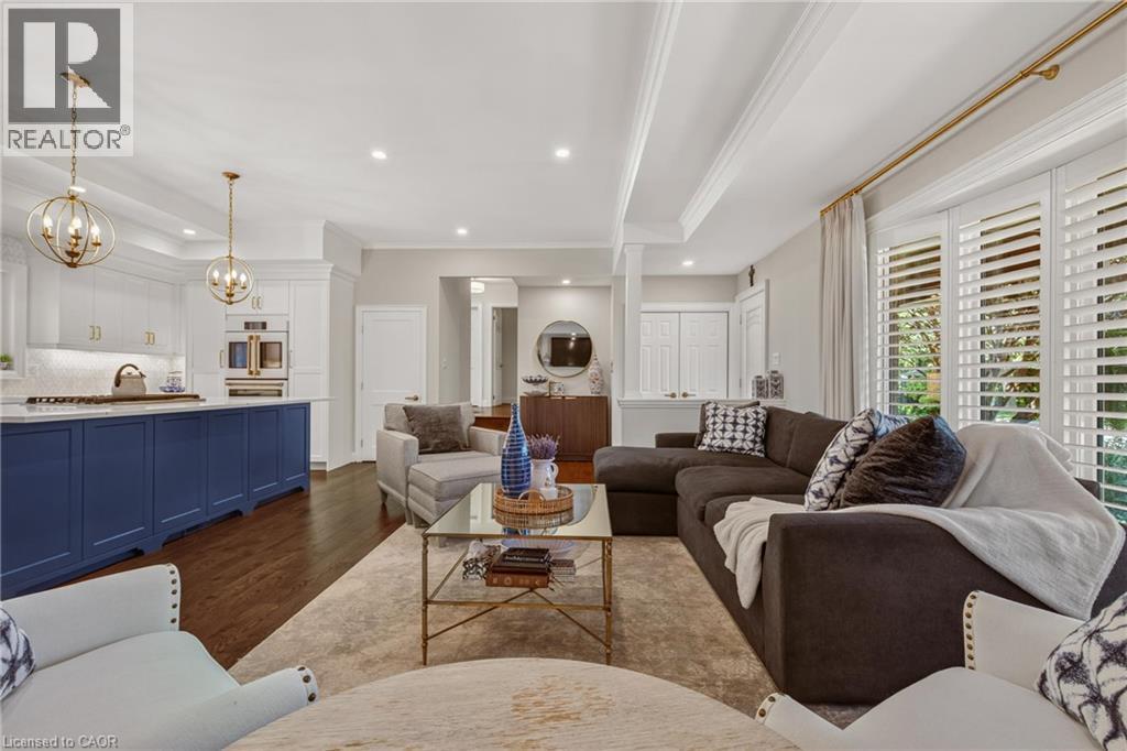 302 Harmony Road, Hamilton, ON - Indoor Photo Showing Living Room