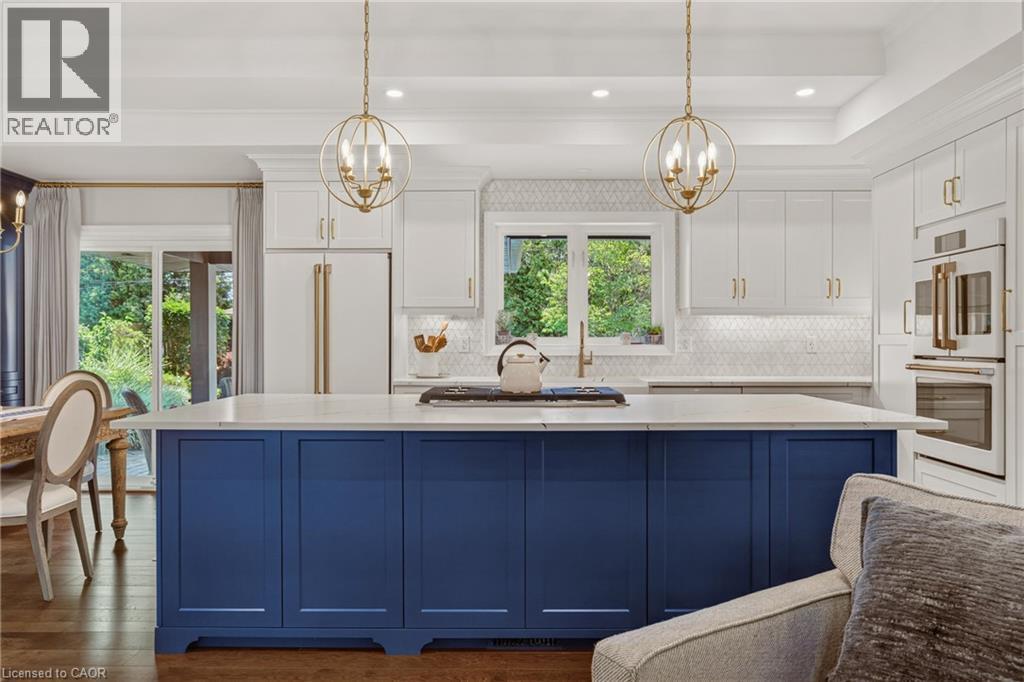 302 Harmony Road, Hamilton, ON - Indoor Photo Showing Kitchen With Upgraded Kitchen