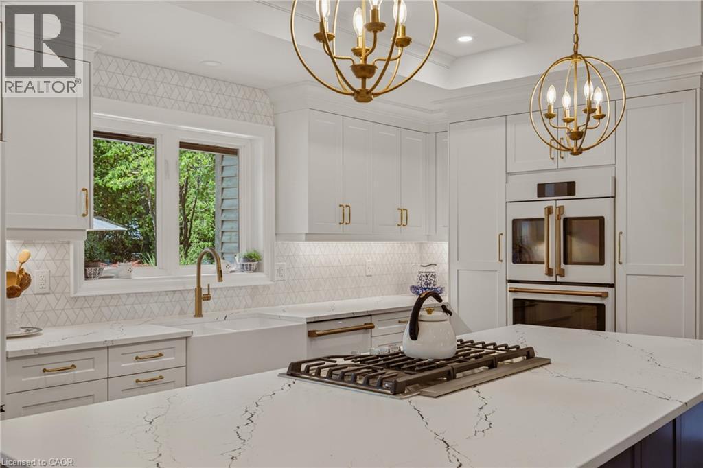 302 Harmony Road, Hamilton, ON - Indoor Photo Showing Kitchen