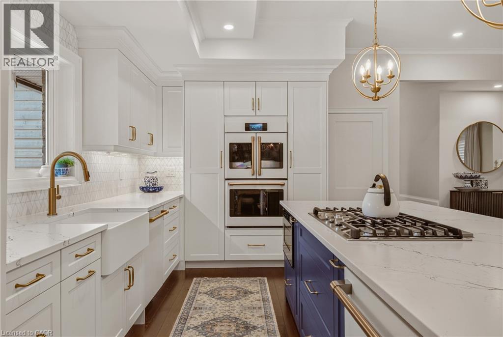 302 Harmony Road, Hamilton, ON - Indoor Photo Showing Kitchen With Upgraded Kitchen