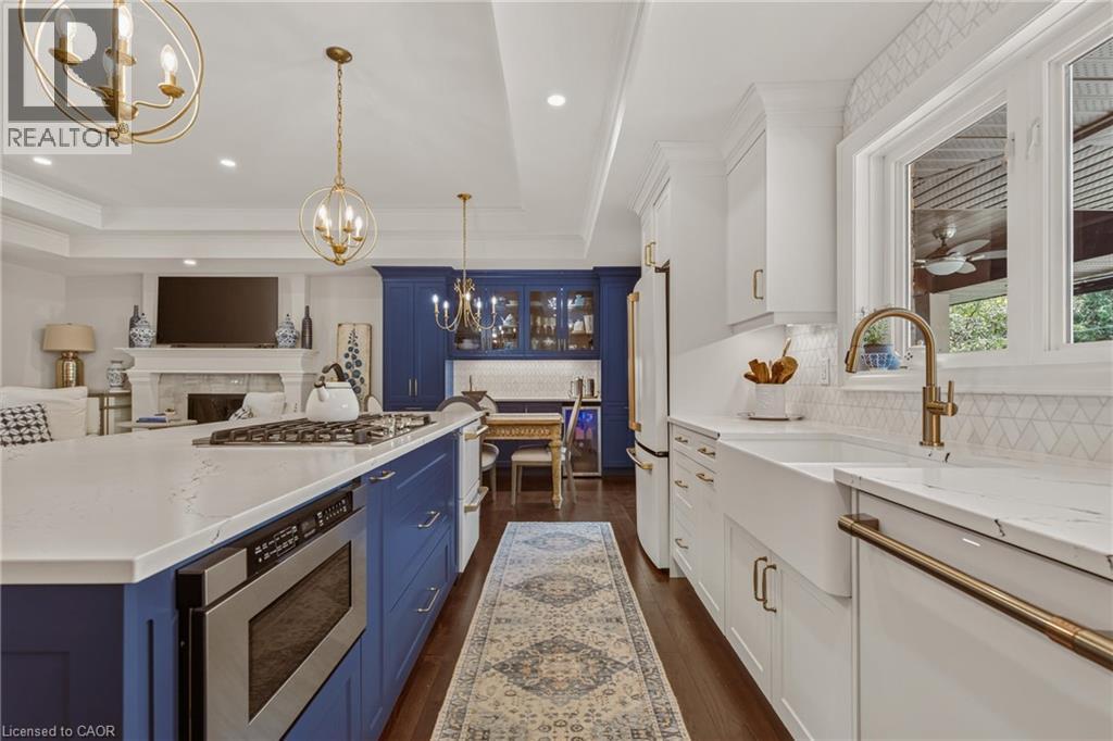 302 Harmony Road, Hamilton, ON - Indoor Photo Showing Kitchen With Upgraded Kitchen